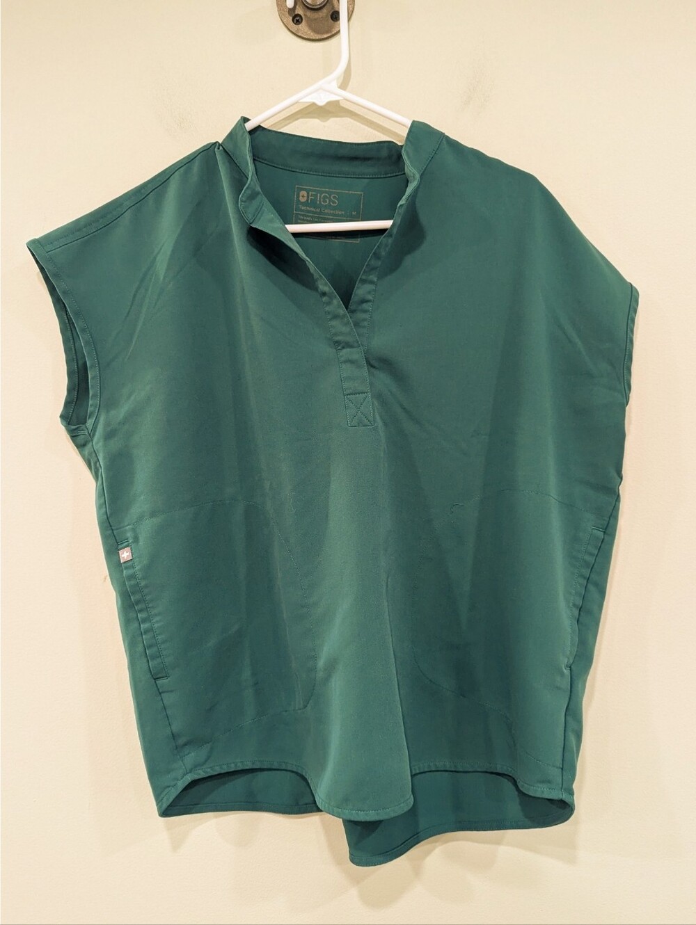 FIGS Technical Collection Green Rafaela Scrub Top Size Medium